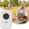Weißer tragbarer WLAN-Hotspot mit 4G/5G-Anzeige und Einschaltknopf, vor verschwommenem Hintergrund mit Personen beim Picknick Náhľad obrázku produktu