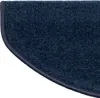 A close-up view of a dark blue, semi-circular carpet stair mat with a dark blue binding around the edge. Anteprima dell’immagine prodotto