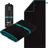 A black microfiber towel with teal trim, shown folded and in a storage bag. Náhľad obrázku produktu