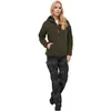 A woman is posing in front of a white background wearing a green hooded fleece jacket and camouflage pants. Produktbild-Vorschau