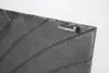 A close-up view of a cast iron plate with a textured surface and raised lines, showing a small L-shaped protrusion on one edge. Voir les images du produit