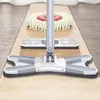 A mop and its attachments are laid out on a wooden floor. Produktbild-Vorschau