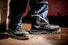 Close-up of a person wearing work boots and pants. Voir les images du produit