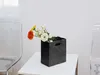 schwarze Knitterbox als Vase mit buntem Blumenstrauß auf einem Tisch Produktbild-Vorschau