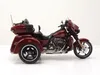 A model of a red Harley Davidson CVO Tri Glide trike motorcycle is shown against a white background. Anteprima dell’immagine prodotto