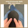 Hands holding a black sock, demonstrating its seamless toe. Produktbild-Vorschau