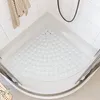 A white triangular shower mat in a corner shower stall. Voir les images du produit