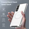 A hand holding a white phone case with a silver frame, showcasing its features. Anteprima dell’immagine prodotto