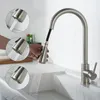 A kitchen faucet with a pull-down sprayer is shown in a sink, with inset images demonstrating different spray modes. Produktbild-Vorschau