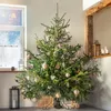 A decorated Christmas tree in a room with a window showing snow. Anteprima dell’immagine prodotto