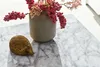Couchtisch MONOBLOC 60x30x60cm Hochglanz Marmoroptik Weiß in Gesamtansicht mit Dekoobjekten. Anteprima dell’immagine prodotto