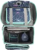An open school backpack showing its compartments and contents. Produktbild-Vorschau