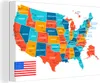 A colorful map of the United States of America, with states labeled and colored differently. An American flag is shown in the bottom left corner. Produktbild-Vorschau