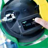 A close-up shot of a water purity tester attached to a cleaning device, with a finger pressing a button. Produktbild-Vorschau