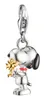 A silver charm of Snoopy holding Woodstock. Anteprima dell’immagine prodotto