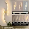 A modern LED wall lamp is shown with examples of different color temperatures and brightness levels. Voir les images du produit