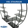 A black metal plant stand with multiple shelves arranged in a semi-circular, tiered design. Anteprima dell’immagine prodotto