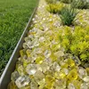 Gelber Glassplitt als Dekorationsstreifen am Rasenrand im Garten Produktbild-Vorschau