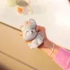 A hand is squeezing a gray cat-shaped stress toy. Voir les images du produit