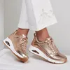 A person wearing rose gold SKECHERS UNO-METALLIXS sneakers. Voir les images du produit