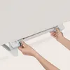 Hands assembling a white bed rail. Voir les images du produit