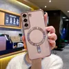 A person is holding a pink phone case with a magnetic ring for MagSafe charging, in what appears to be a cafe setting. Náhled obrázku produktu