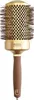 A professional studio shot of a round hairbrush. Voir les images du produit
