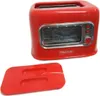 A red toaster and its red crumb tray are shown against a white background. Voir les images du produit