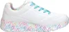 A side view of a single white sneaker with colorful heart-shaped patterns on the sole and lining, and blue laces. Voir les images du produit