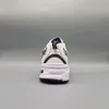 The back view of a New Balance 530 running shoe against a plain gray background. Voir les images du produit