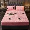 Rosa gesteppte Matratzenauflage mit schwarz-weißen Herzmustern auf einem Bett mit passenden Kissen Náhled obrázku produktu