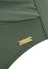 A close-up of a green garment with a gold logo tag. Produktbild-Vorschau