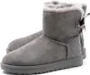 A pair of grey Ugg boots with a bow on the back, shown on a white background. Produktbild-Vorschau