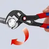 A hand is holding a pair of pliers gripping a bolt. A red arrow indicates a turning motion. Anteprima dell’immagine prodotto