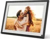 A digital photo frame displaying a couple in a field. Podgląd zdjęcia produktu