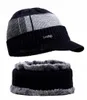 A winter hat and scarf set. Produktbild-Vorschau