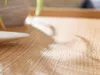 A close-up of a wooden surface with a blurred background, suggesting a table or countertop. Voir les images du produit