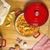 Flache Gusseisen-Auflaufform – 2,3 l – rotes Ombre Produktbild-Vorschau 5