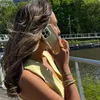Glossy Wavy Hülle Buttercup  - Kompatibel mit iPhone 16 Produktbild-Vorschau 3
