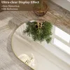 A close-up, angled view of a gold-framed oval mirror reflecting a plant and a chandelier, with text overlays highlighting display effects. Anteprima dell’immagine prodotto