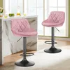 Two pink velvet bar stools are shown in a kitchen or dining area. Voir les images du produit