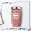 A pink bottle of Kérastase shampoo is shown against a light gray and white background, with text overlays describing the product. Anteprima dell’immagine prodotto