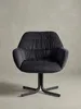 Profilansicht des schwarzen Samtsessels, bei der die ergonomische Neigung der Rückenlehne und die robuste Konstruktion des zentralen Metallgestells sichtbar sind._#sku_SAFWL6.953#