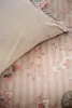 A close-up view of a floral patterned duvet cover and pillowcase. Produktbild-Vorschau