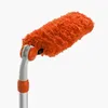 Close-up of an orange microfiber duster head attached to a gray and orange handle. Anteprima dell’immagine prodotto