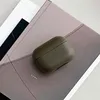 Uniq Etui Terra Airpods in vera pelle Oliwkowy/Olive Anteprima dell’immagine prodotto 2