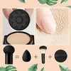 Collage, die eine Cushion-Foundation mit gemustertem Puff, einen Finger, der winzige Produktperlen berührt, und verschiedene Make-up-Applikatoren zeigt Anteprima dell’immagine prodotto