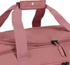 Close-up of the top handle and zipper of a rose-colored duffel bag. Anteprima dell’immagine prodotto