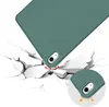 A tablet case is shown falling and impacting a cracked surface, illustrating its protective qualities. Anteprima dell’immagine prodotto