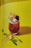 A refreshing drink with ice, mint, and berries on a yellow background. Anteprima dell’immagine prodotto